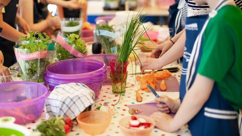 Kinder kochen zusammen Kinder kochen zusammen