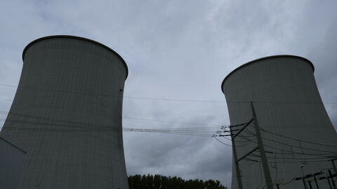Zwei Schronsteine des Kernkraftwerks,