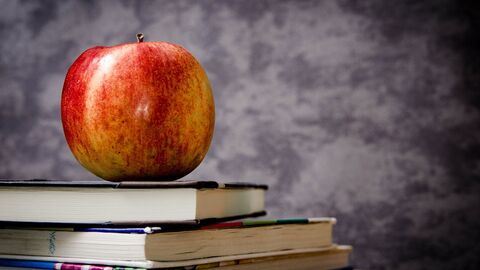 Apfel Apfel auf einem Bücherstapel