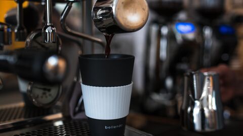 Mehrwegbecher Mehrwegbecher unter einer Kaffeemaschine