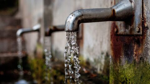 Wasserhahn Wasser läuft aus Hähnen