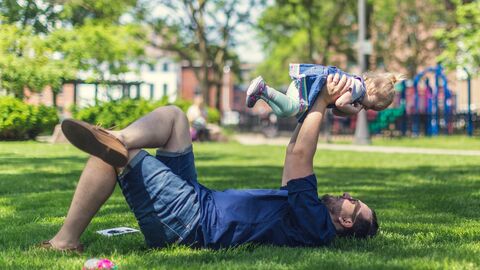 Familienfreundliche Arbeitszeiten Vater und Kind im Park