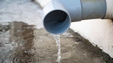 Wasser läuft aus einem Rohr