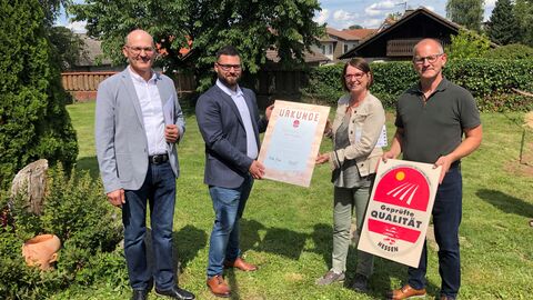 Ministerin Hinz übergibt einen Förderbescheids an den Metzgereibetrieb Roßmann aus Modautal-Lützelbach