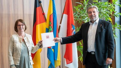 Ministerin Hinz übergibt den Förderbescheid an Bürgermeister Jürgen Rogg für die Stadt Dietzenbach.