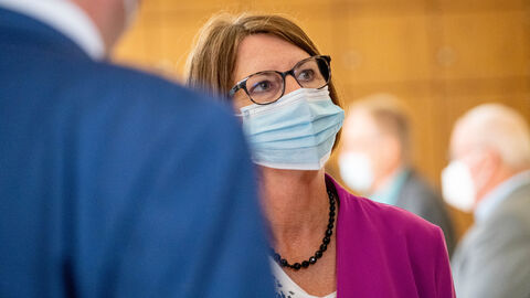 Ministerin Priska Hinz im Gespräch mit Gemeindevertreter