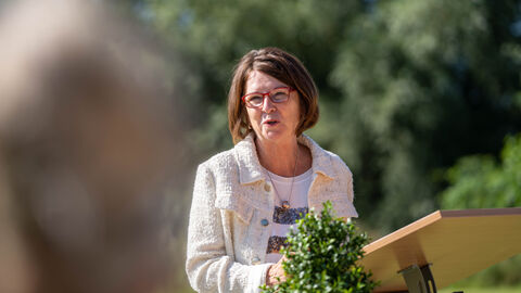 Priska Hinz steht an einem Pult und hält eine Rede