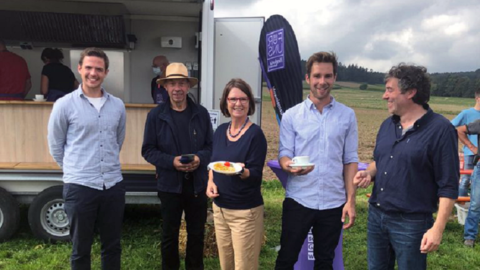 Ministerin Hinz gemeinsam mit Bürgerinnen und Bürger und den Landwirtinnen und Landwirten vor Ort 