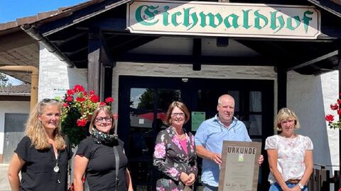 Ministerin Hinz mit den Pächtern des Eichwaldhof nähe Darmstadt