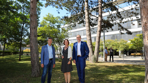 Ministerin Hinz (Mitte) zusammen mit SOKA-BAU-Vorstandsmitglied Dr. Gerhard Mudrack (rehts) und Mark Harthun  NABU-Landesgeschäftsstelle (links).