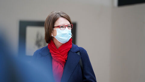 Priska Hinz mit Mundschutz 