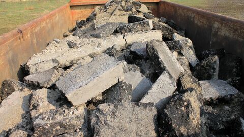 Bauschutt wird abtransportiert Bauschutt auf einem Laster