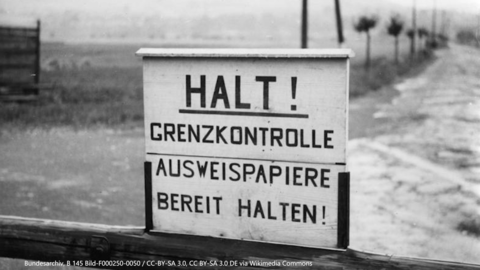 Natur entlang der ehemaligen Grenze des Eisernen Vorhangs Stoppschild an der Grenze