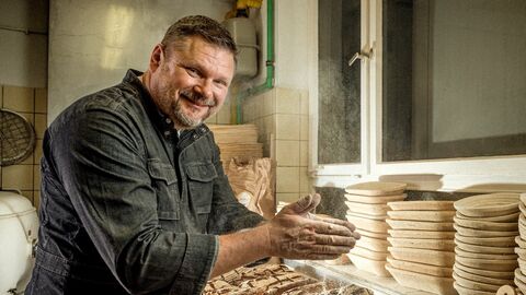 Bernd Siefert  Ein Mann steht in seiner Backstube und backt Brot