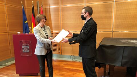 Priska Hinz übergibt eine Urkunde