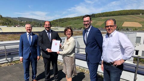 Priska Hinz übergibt einen Bescheid