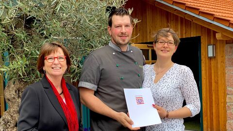 Ministerin Hinz überreicht den Bescheid