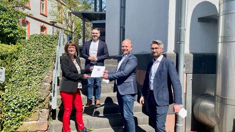 Priska Hinz übergibt einen Förderbescheid