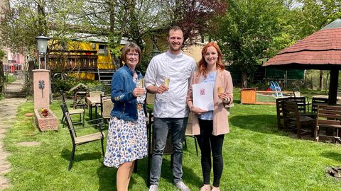 Priska Hinz übergibt einen Bescheid