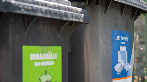 Abfalltrennung ist entscheidend für eine funktionierende Abfallwirtschaft Zwei schwarze Mülltonnen