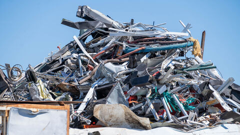 Recycling ist ein wichtiger Faktor einer nachhaltigen Kreislaufwirtschaft Ein Schrotthaufen auf einem Schrottplatz