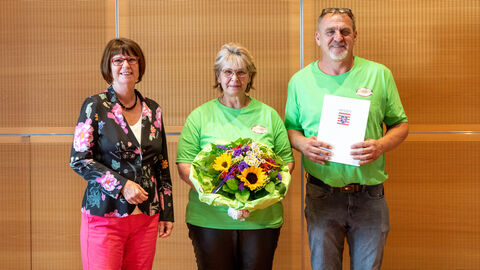 Priska Hinz überreicht Urkunde an das Ehepaar Keller
