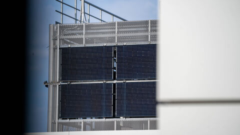 Photovoltaiganlagen auf dem Dach eines Gebäudes