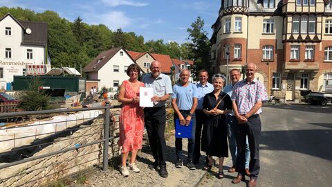 Umweltministerin Priska Hinz hat heute den Förderbescheid über 428.000 Euro an den Kasseler Stadtbaurat Christof Nolda übergeben. Umweltministerin Priska Hinz übergibt den Förderbescheid über 428.000 Euro an den Kasseler Stadtbaurat Christof Nolda.