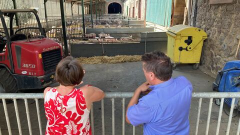 Priska Hinz und Christoph Förster am Schweinestall des Biobetriebs Förster. 