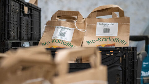 Braune Papiertüten mit dem Aufdruck "Kartoffeln"