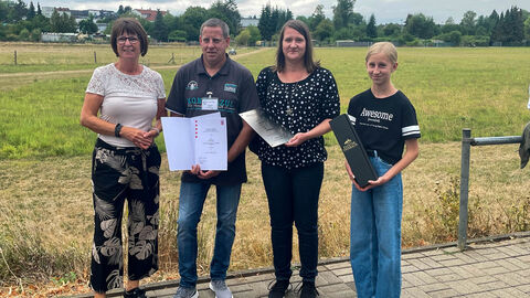 Priska Hinz überreicht eine Urkunde