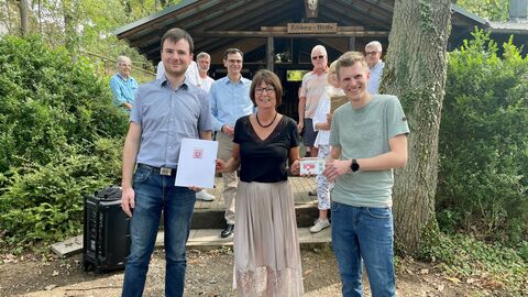 Priska Hinz übergibt einen Bescheid