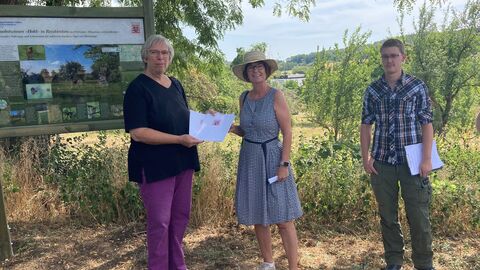 Umweltministerin Priska Hinz übergibt in Reiskirchen zwei Förderbescheide in Höhe von rund 40.000 Euro an Christiane Schmal, Vorsitzende der Landschaftspflegevereinigung (LPV) Gießen, und Fabian Zech, Geschäftsführer des LPV Gießen.