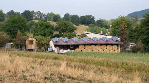 Hof Werragut ist einer von 100 nachhaltigen Bauernhöfen Ein Bauernhof mit einer Photovoltaikanlage auf dem Dach