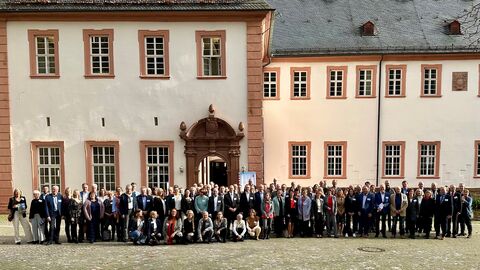 LEADER Regionen  Eine Gruppe Menschen steht vor einem Kloster