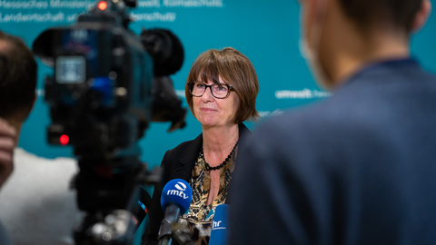 Priska Hinz steht vor der Presse