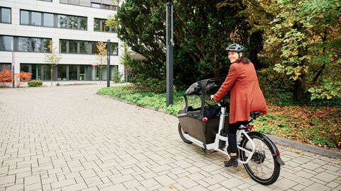 Fahrradfreundlicher Arbeitgeber Eine Frau sitzt auf einem Lastenrad