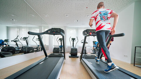 Sport im HMUKLV Ein Mann läuft auf einem Laufband