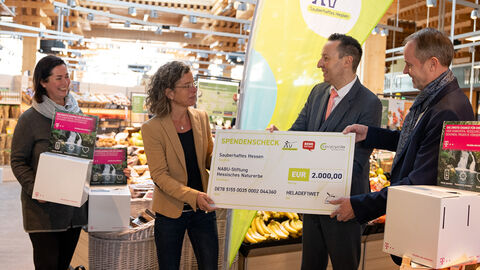 Oliver Conz überreicht den Förderbescheid Scheckübergabe