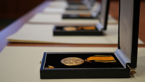 Auszeichnung Grubenwehrehrenzeichen Eine goldene Medaille liegt in einer Schachtel