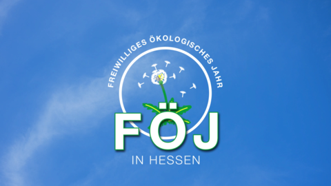 Freiwilliges Ökologisches Jahr Blauer Hintergrund darauf ein Logo mit den Buchstaben FÖJ