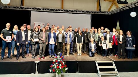 Gruppenfoto der Siegerdörfer und Jury