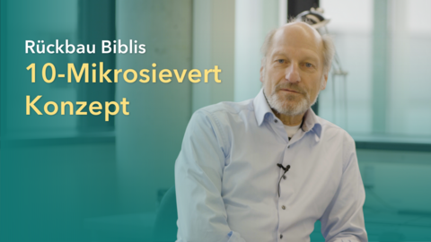 Ein Mann sitzt auf seinem Schreibtischstuhl und schaut in die Kamera