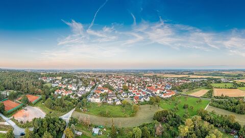 Luftaufnahme von einem Dorf