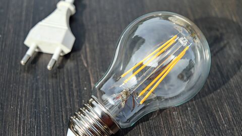 Glühbirne und Stecker