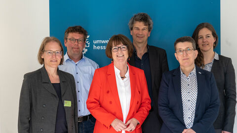 Der neue wissenschaftliche Klimabeirat Zwei Männer und vier Frauen stehen vor einer türkisen Wand