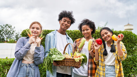 Ernährungsbildung Eine Gruppe von Kindern präsentiert Produkte aus ökologischem Landbau.