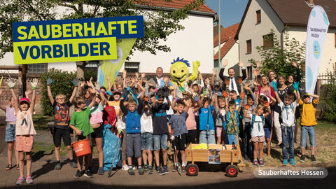 Kinder heben Hände. Text: Sauerhafte Vorbilder.