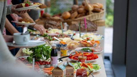 Buffet mit verschiedenen Lebensmitteln