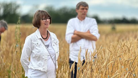 Priska Hinz bei Feldtag Priska Hinz steht in einem Kornfeld ein Mann dahinter